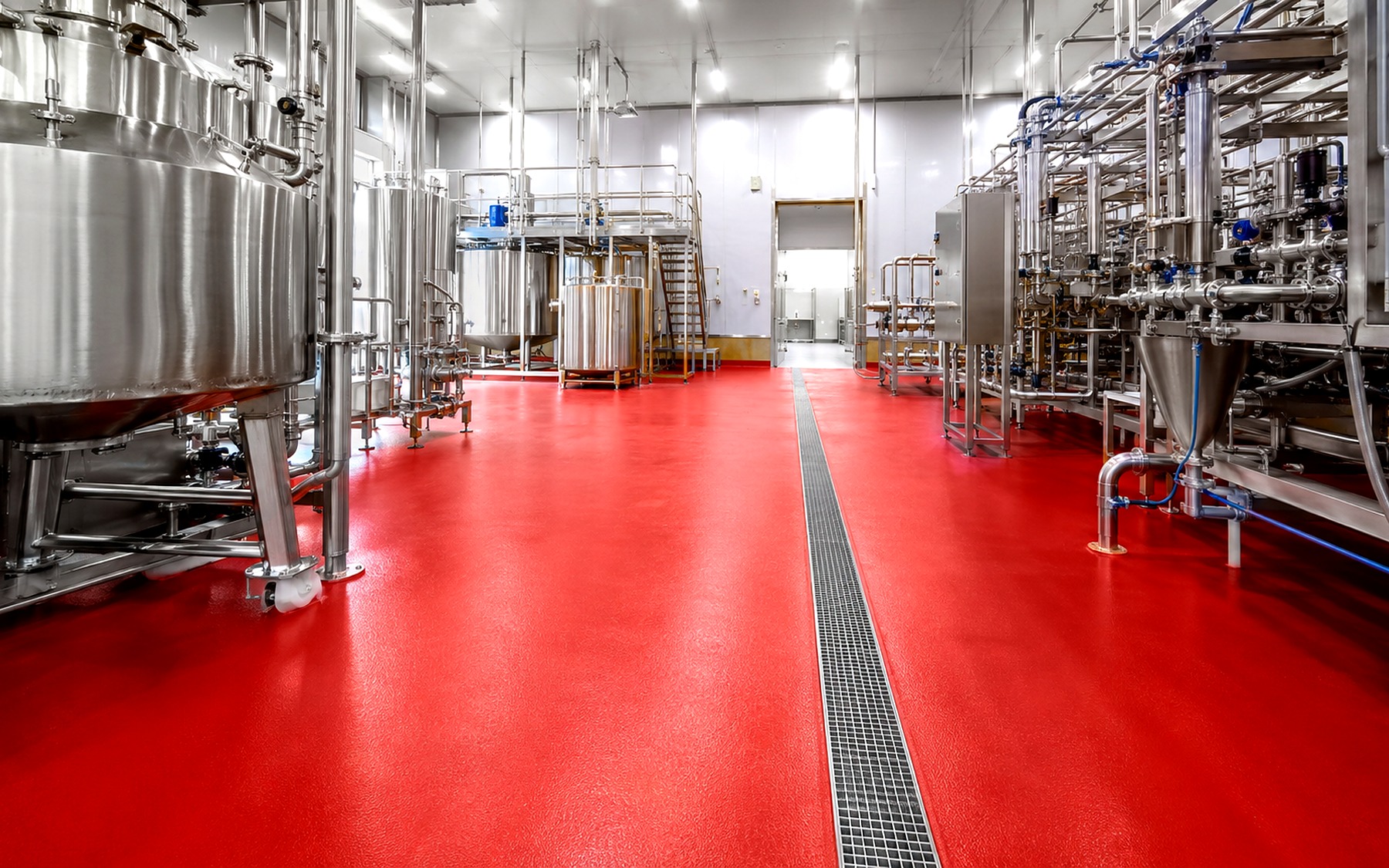 Atelier industriel avec sol FLOWFAST Methacrylate rouge